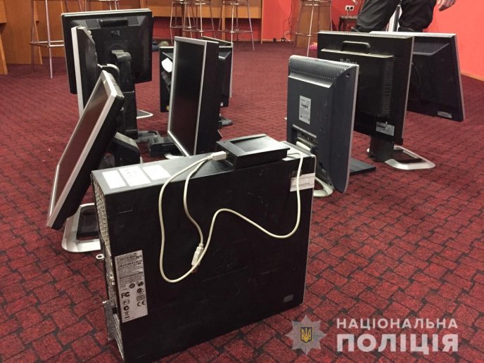 Спецоперація у Берегові: силовики вилучили холодну зброю та заготовки для "коктейлів Молотова" – 05