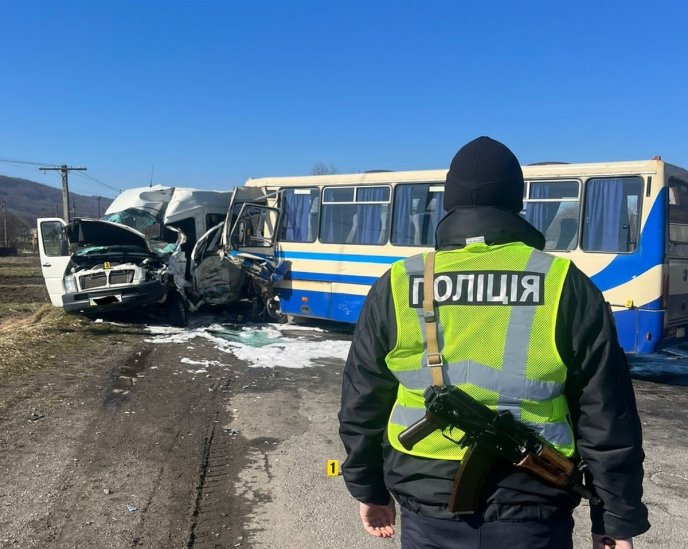 Зіткнулись два рейсові автобуси. Є загибла та багато постраждалих – 01