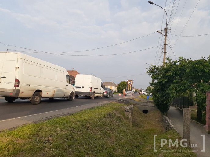 Ракошино знову "стоїть": рух селом суттєво ускладнено – 01 Ракошино знову "стоїть": рух селом суттєво ускладнено – 01