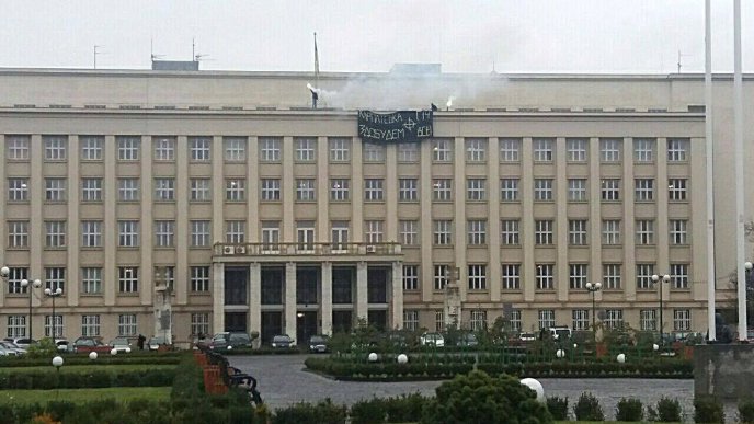 Активісти "Карпатської Січі" вивісили на даху Закарпатської ОДА величезний банер – 04 Активісти "Карпатської Січі" вивісили на даху Закарпатської ОДА величезний банер – 04