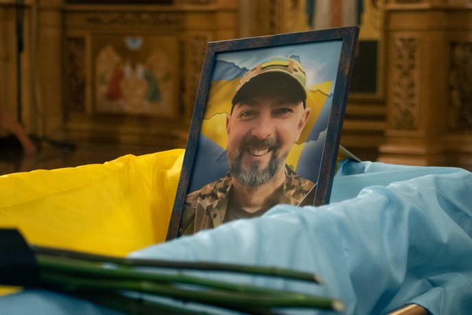 У Мукачеві прощалися з Героєм, який три роки був на передовій – 02