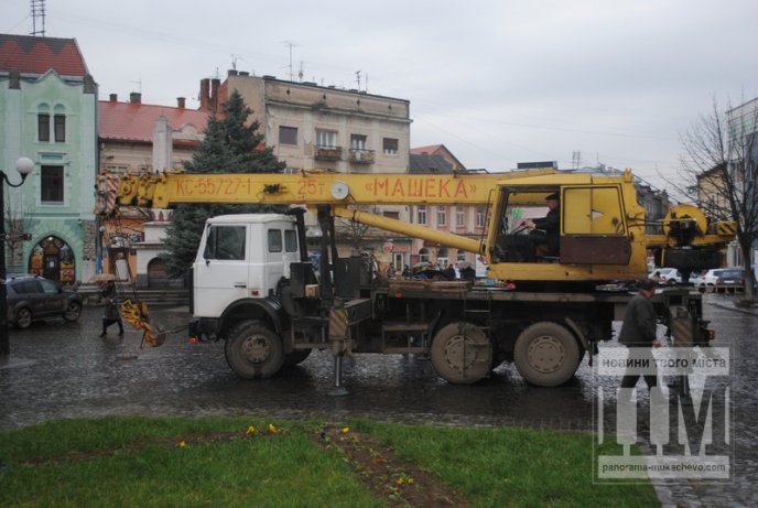 У Мукачеві встановлюють головну новорічну ялинку міста (ФОТО) – 02