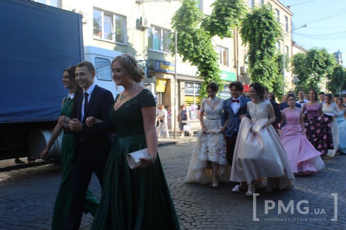 У Мукачеві стартував парад випускників – 19