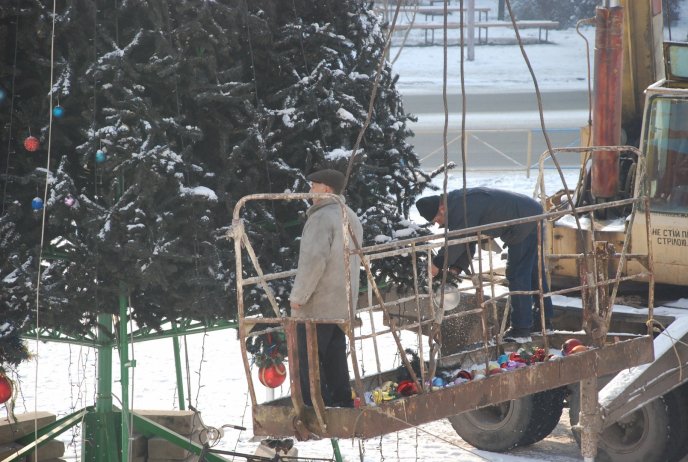 В Іршаві демонтують головну ялинку міста та новорічні атрибути на центральній площі – 02
