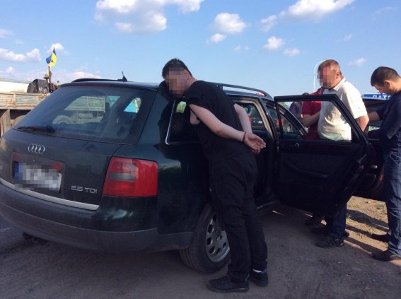 Львів’яни пограбували у Мукачеві квартиру та намагались втекти від поліцейських – 02