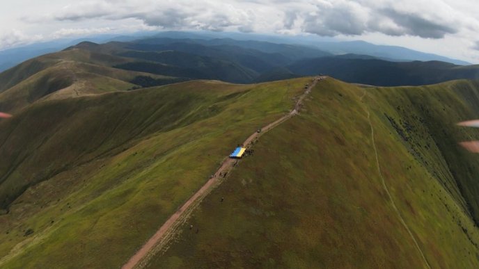 На вершині гори Великий Верх підняли прапор України – 01