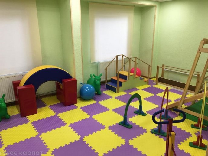 Дружина Петра Порошенка вже на Закарпатті. Вона відвідала кілька закладів в Ужгороді – 06