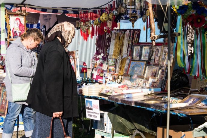 Набережна Мукачева, перед монастирем, нагадує торгову алею (ФОТО) – 11