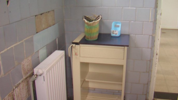 Користувачів мережі шокував стан однієї із вбиралень Ужгородської дитячої лікарні – 02