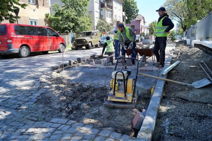 У Мукачеві облаштовують нові тротуари – 09