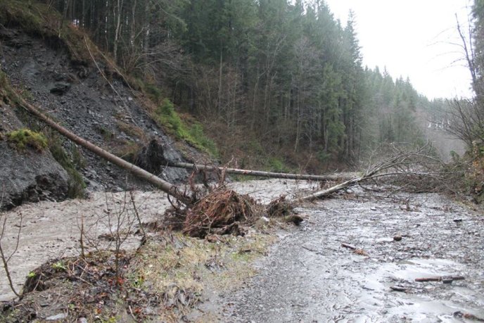 На Рахівщині селевий потік змив дорогу на Драгобрат – 12
