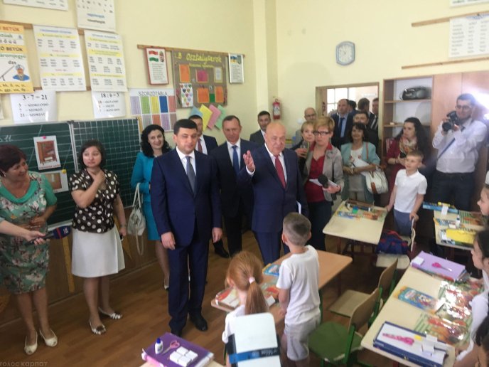 Гройсман в Ужгороді: прем’єр навідався в одну із шкіл міста – 03