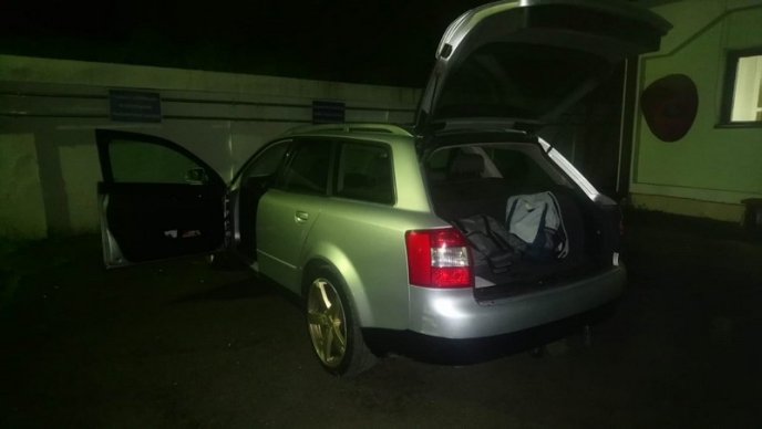 Службовий собака винюхав контрабанду у двох машинах – 02