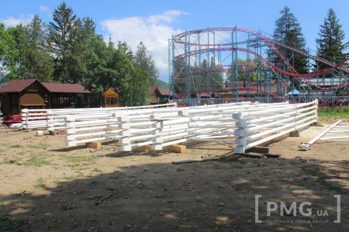 У Мукачівському парку "Перемога" встановлюють "чортове колесо" – 03