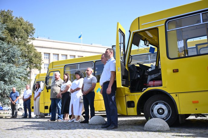 Шість громад області отримали нові шкільні автобуси – 01 Шість громад Закарпаття отримали нові шкільні автобуси