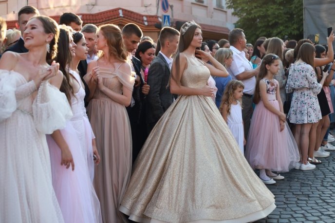 Парад випускників 2021: перші фото зі свята – 02