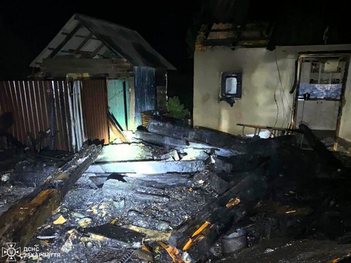 У селі на Мукачівщині вогнеборці гасили пожежу – 01 Пожежа у Ключарках