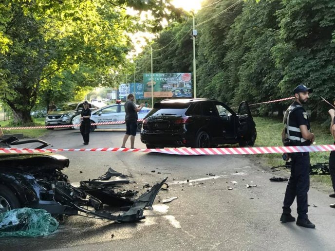 На автомобілі "Porsche", яким керувала дівчина, знайшли заглушки для ременів безпеки – 04