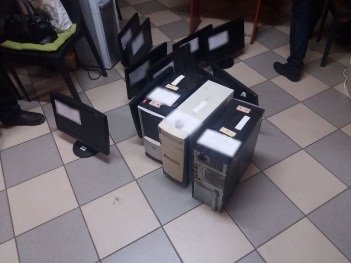 Під виглядом букмеркерських контор функціонували гральні заклади. Поліція провела обшуки – 02