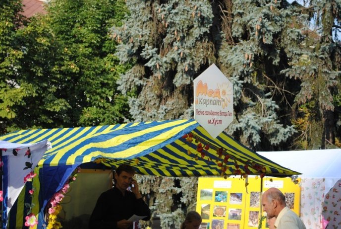 Пасічники з усієї України з’їхались на медову ярмарку в Мукачево (ФОТО) – 01