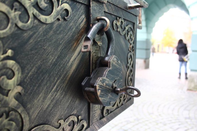 У Мукачеві біля ратуші з’явилась кована поштова скринька – 04