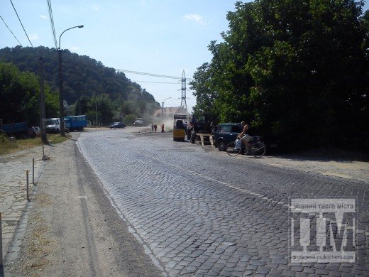 При в’їзді у селище Кольчино ремонтують дорогу (ФОТО) – 01