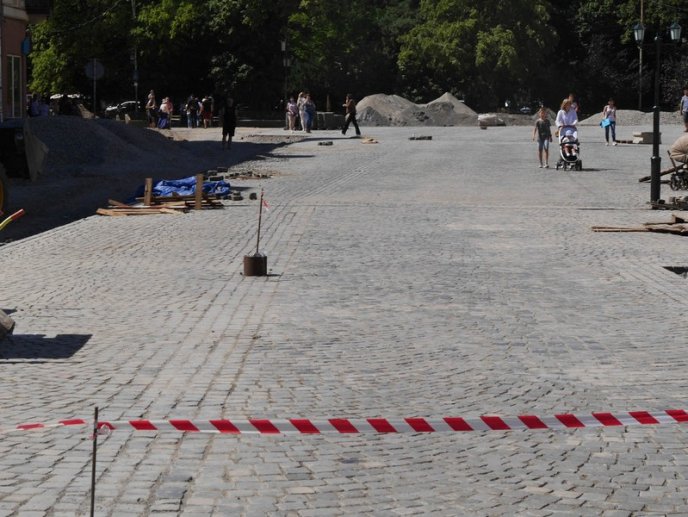 На площі Петефі в Ужгороді фасади магазинів оформлять в єдиному стилі – 08