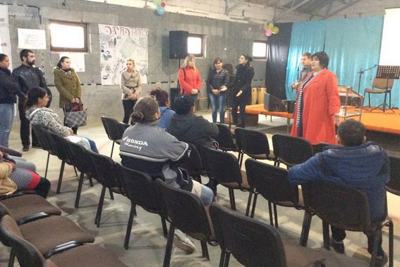 Поліцейські розповіли мукачівським ромам, що буде, якщо їхні діти прогулюватимуть уроки – 02