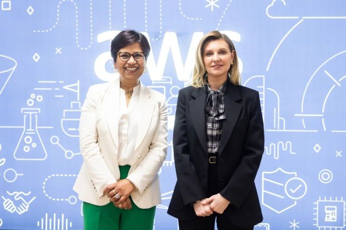 Стримано, але зі стилем: які два кольори в одязі обирає Олена Зеленська – 01