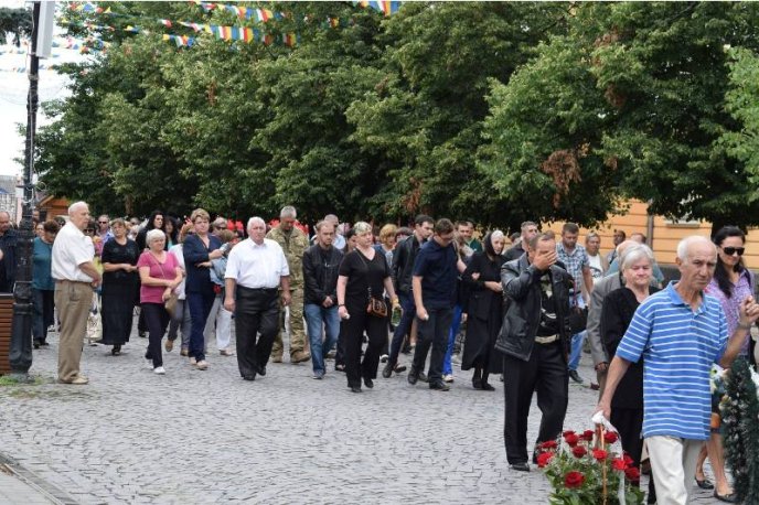 Сила-силенна людей пришли провести в останню путь загиблого у зоні АТО берегівчанина – 02