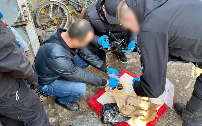 Під час обшуку в закарпатця виявили зброю, наркотики та дві гранати – 03 Під час обшуку в закарпатця виявили зброю, наркотики та дві гранати – 03