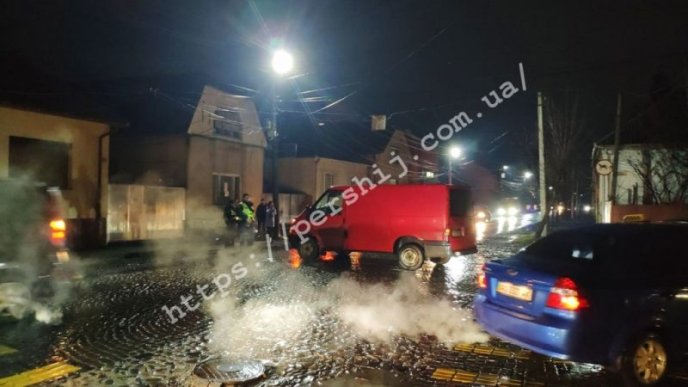 Зіткнулись два автомобілі: рух ускладнено – 05