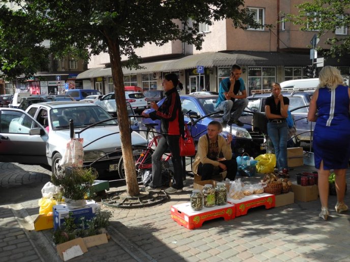 В Ужгороді розквітає несанкціонована торгівля (ФОТО) – 02 В Ужгороді розквітає несанкціонована торгівля (ФОТО) – 02