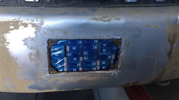 Чоловік намагався перевезти сигарети у тайнику – 02