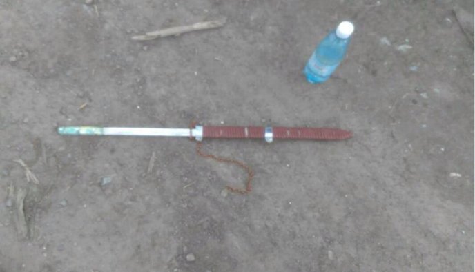 Неподалік замку "Паланок" патрульні затримали двох п’яних осіб, які розмахували гострим предметом – 03