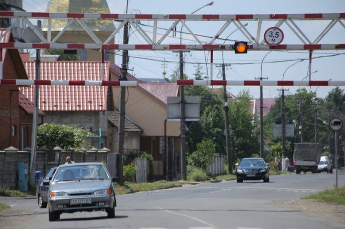 На одній із вулиць Мукачева встановили обмежувач руху великогабаритного транспорту – 04