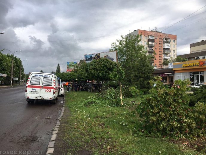 ДТП в Ужгороді: «Мерседес» зніс чотири дерева та влетів у бетонну опору – 01