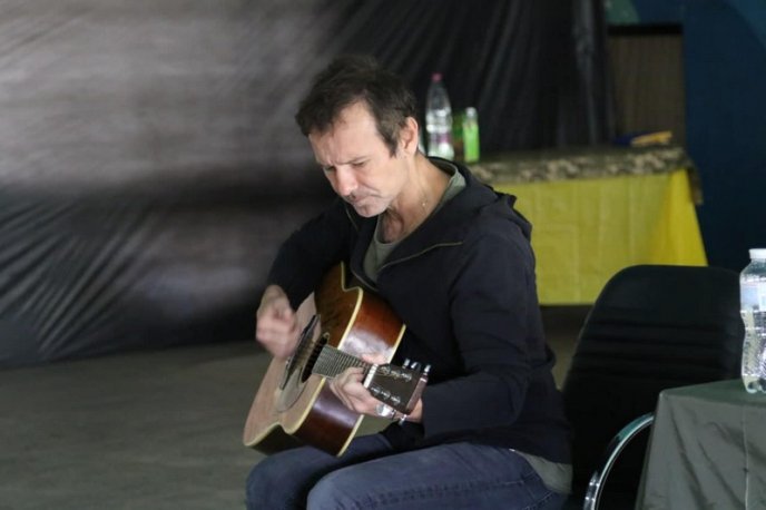 Святослав Вакарчук дав концерт для військовослужбовців 128-ї бригади – 02 Святослав Вакарчук дав концерт для військовослужбовців 128-ї бригади – 02