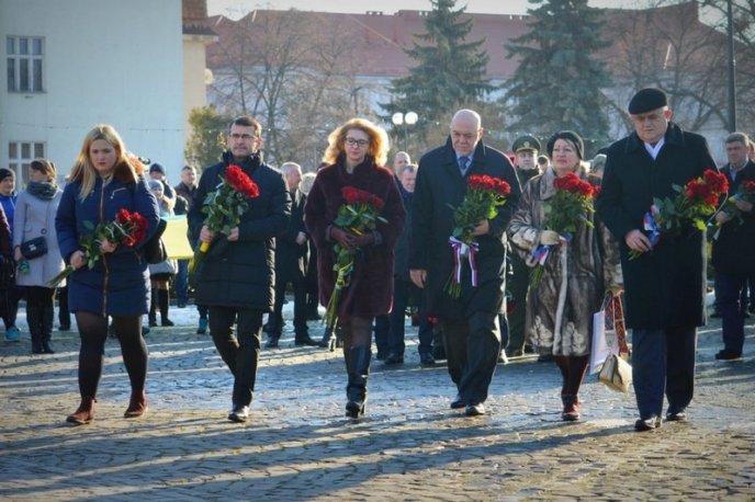 В Ужгороді береги Ужа з’єднали стометровим прапором – 04