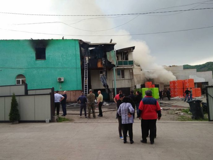 Згоріла будівля, в якій розміщувались два магазини та бар – 02