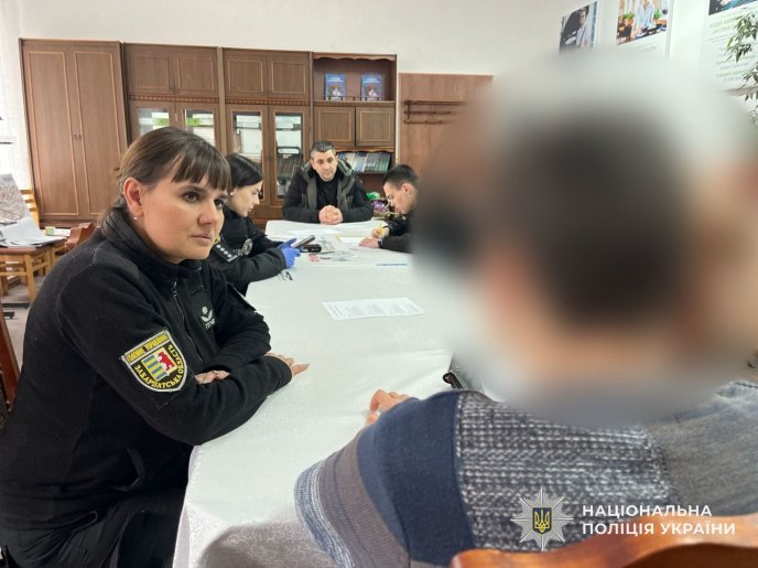 Хлопець погрожував учням ножем