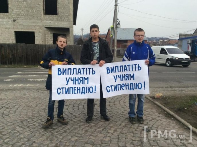 Студенти та викладачі ПТНЗ Мукачева вийшли на мирну ходу – 01