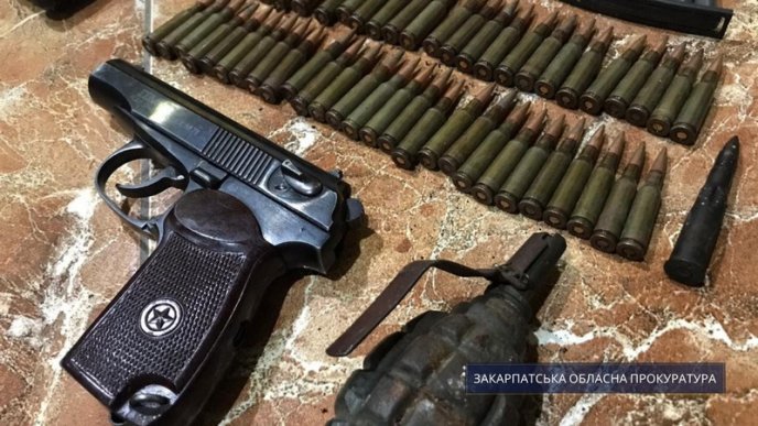 Дівчину незаконно утримували в помешканні: знаний ужгородець потрапив у скандал – 02