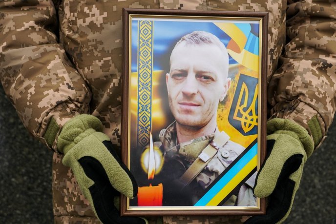 Поховали військового, який захищав Україну з перших днів повномасштабного вторгнення – 01