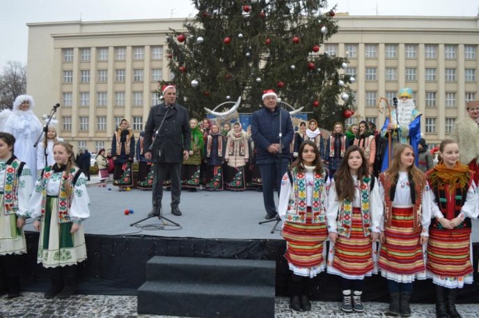Біля Закарпатської ОДА урочисто відкрили головну ялинку області – 03