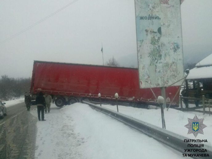 У Чинадієві біля ресторану занесло фуру: вантажівка з’їхала у кювет – 03 У Чинадієві біля ресторану занесло фуру: вантажівка з’їхала у кювет – 03