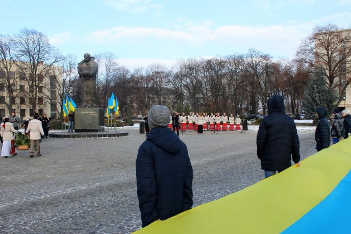 На головній площі Закарпаття молодь розгорнула 100-метровий прапор України – 07