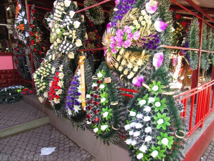 Вінки, свічки та квіти: у скільки обійдеться вшанувати пам’ять померлих у Мукачеві – 15