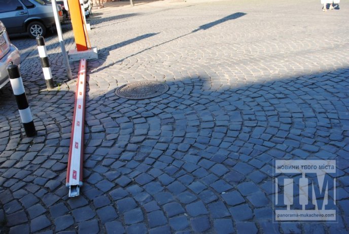 Цієї ночі у Мукачеві невідомі відламали шлагбаум, що знаходиться при в’їзді в центральну частину міста (ФОТО) – 02