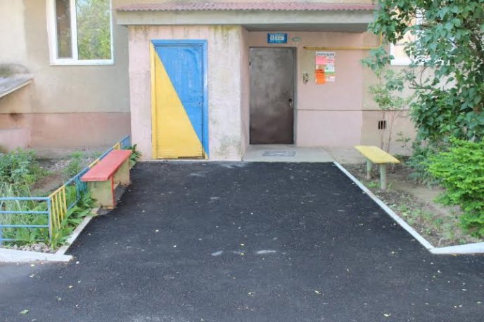 В Мукачеві показали внутрішньоквартальний проїзд, відремонтований за півмільйона гривень – 02